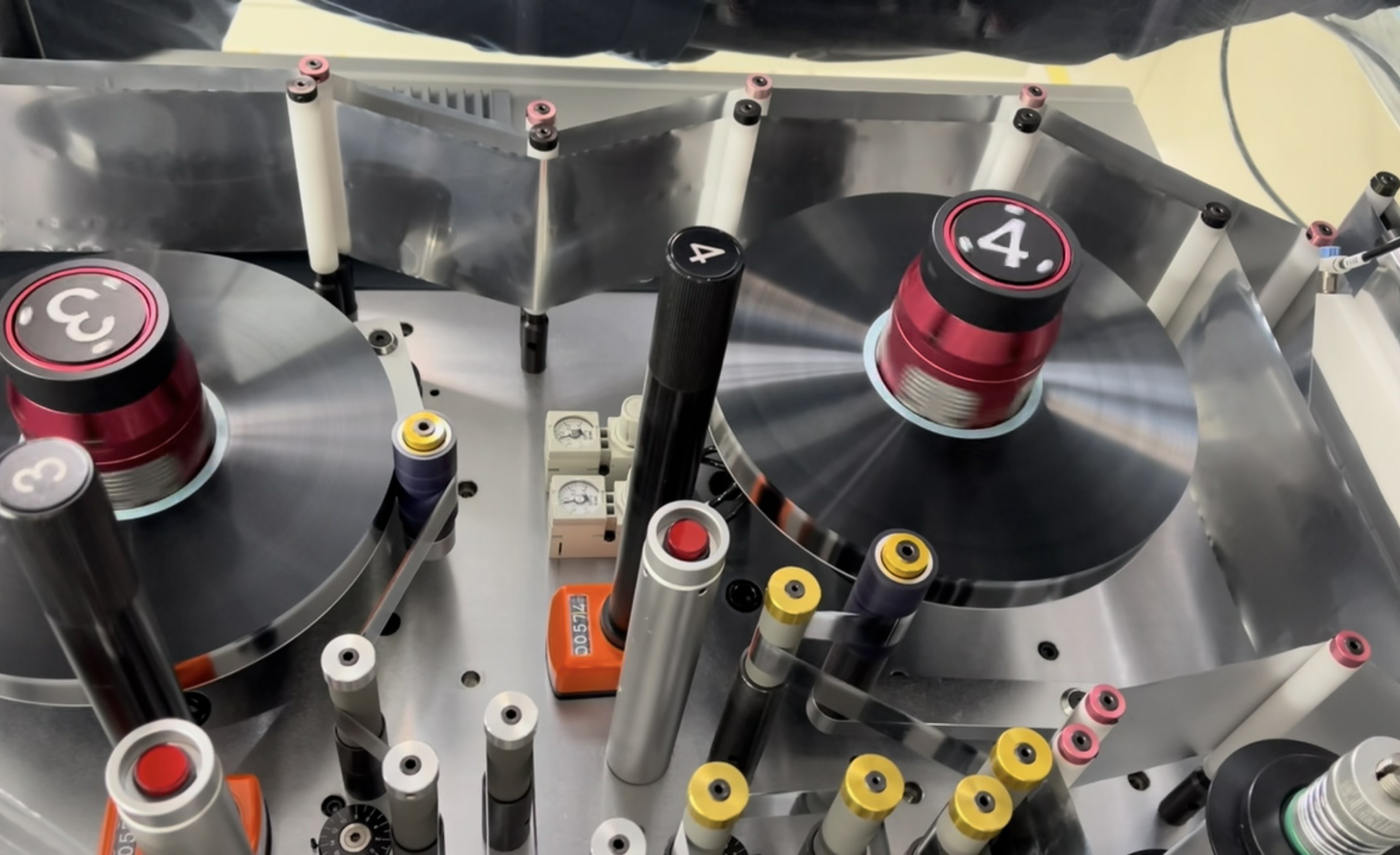 Arbejdsprincipper for kondensator dielektriske materialer og præstationsoptimering